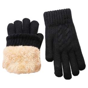 장갑 방한 여성 니트 착용 모습