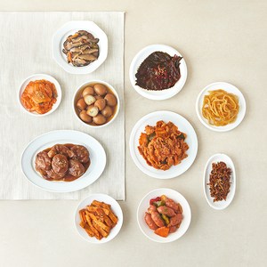 모두의 집밥 밑반찬 10종 간장깻잎절임 + 간장버터진미채 + 고추장멸치볶음 + 돼지불고기 + 떡갈비새송이볶음 + 매콤어묵볶음 + 메추리알버섯장조림 + 쏘야케첩볶음 + 우렁강된장 + 우엉조림