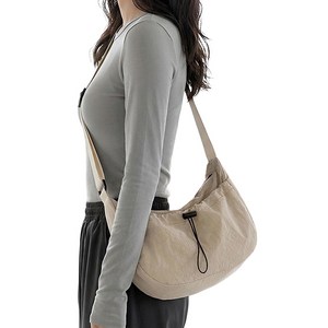 미쓰백 도로시 나일론 스트링 셔링 크로스백