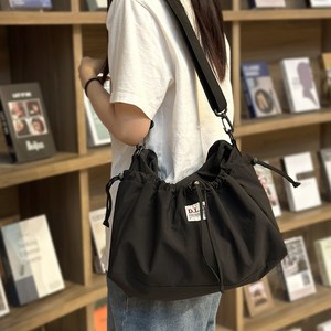 디랩 커들리 스트링 포켓 크로스백