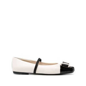 페라가모 뉴 바라 발레리나 슈즈, US width 7C, 베이지계열