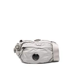 C.P.컴퍼니 로고 패치 메신저 백