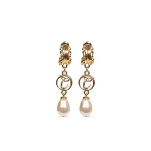 끌로에 장식 디테일 펄 펜던트 이어링