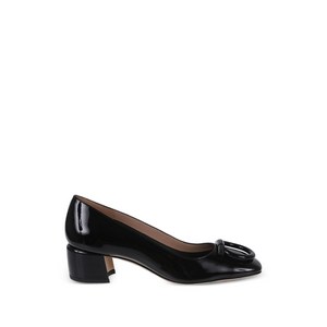 페라가모 마라 버클 레더 펌프스