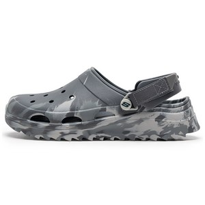 스케쳐스 남성 포미스 서지 볼드 홀 샌들 243312