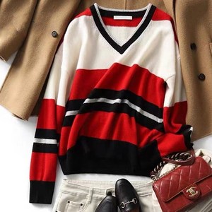 여성 페미닌 스트라이프 슬림핏 브이넥 니트 헤니아