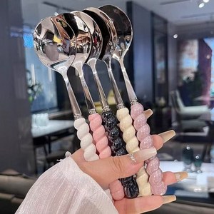 BLOWFISHFUGU 오색정교 스텐레스 숟가락 손뜨개 스타일 긴 손잡이 비빔밥 숟가락 과일 먹는 숟가락 5개 숟가락18.5*3.5cm, 스텐 스푼, 화이트+분홍색+블랙+옐로우+퍼플