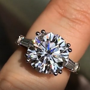 Jinyoung 3캐럿 원형 모방 지르코니아 사다리꼴 보조 다이아몬드 반지 뉴욕 맞춤형 백금 도금 프러포즈 다이아몬드 반지