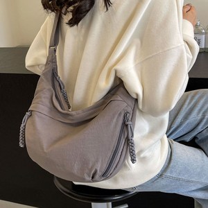 베로 가벼운 크로와상 크로스백