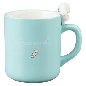 산리오 피규어가 올라간 머그컵