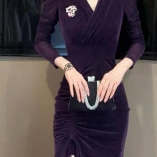 핑크 드레스 유럽 ​​여성의 새로운 넥 이브닝 가운 하이 엔드 라이트 럭셔리 틈새 감각 기질 긴 소매
