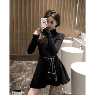 여성 반하이넥 이너 기모 원피스에 코트를 매치하여 슬림핏 짧은 치마를 입은 H45Z1E OP1