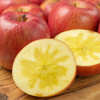 과즙이 풍부한 시나노골드 사과 단면 이미지