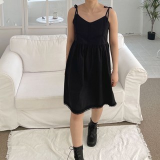 [메이즈][런지OPS] 화이트 블랙 어깨끈조절 A라인 브이넥 코튼 미니 레이스 원피스