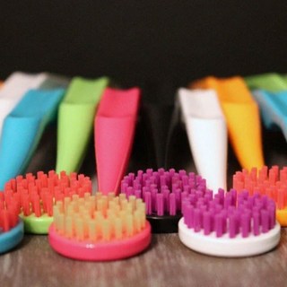 텅브러쉬 사용 모습