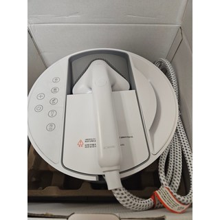 보만 2180W 시그니처 파워 스팀박스 다리미 PS2600W로 다림질하는 모습
