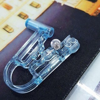 일회용 귀총 뚫는 귀걸이 피어싱 미용실 악세사리 뷰티 셀프 총 기계 보석 플라스틱 쥬얼리 이어링 귀고리 패션 귀금속 디자인 스타일 트렌드 오피스 캐주얼 컬렉션 핸드메이드 골드 실버