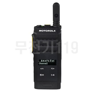 모토로라 SL2M 초슬림 업무용 디지털 무전기 사용 모습