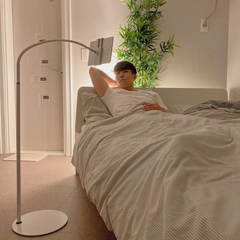 핸드폰거치대스탠드누워서자바라침대-추천-상품