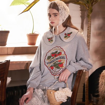[셀럽 착용] 바이탈사인 여성용 Strawberry Ebroidered Coar Sweatshirt 리뷰후기