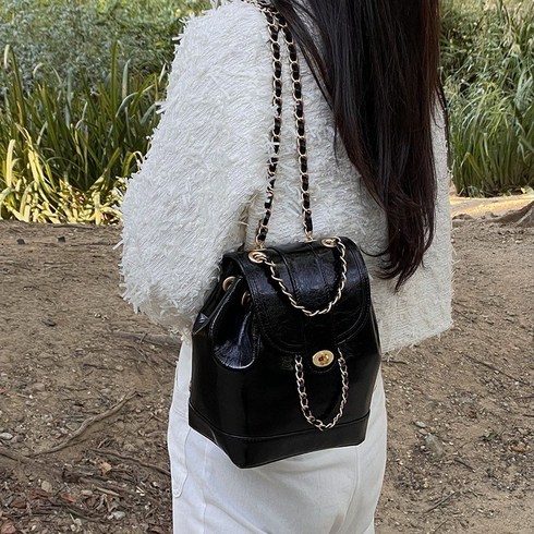 체인 백팩 검은 작은 향기로운 바람 체인 어깨 가방 여성 2023 새로운 기능 슈퍼 화재 작은 배낭 학생 오일 왁스 가죽 어깨 가방