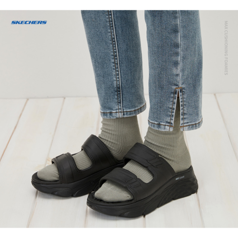 스케쳐스 24SS 푹신푹신 물놀이나 가볍게 신게 최고인 여성 맥스 쿠셔닝 포미 샌들 슬리퍼 SP0WSCEM011_BBK