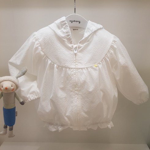 아가방 40% 여름 베이비페어! 배신없는 여름 화이트 바람막이 점퍼! 여름 가디건은 찐 추천 에어컨 바람 커버 요걸로 화이트 크레이프지 후드 점퍼! 주름이 총총 뷰티한 외출복
