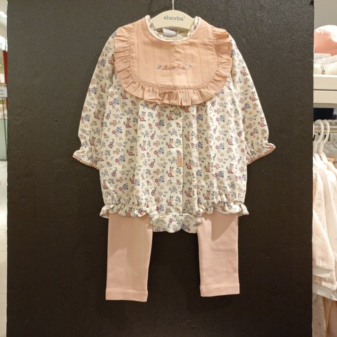 압소바 세일~신축성 좋은 바디슈트+바지+턱받이세트~잔잔한 꽃가라가 여아여아 러블리하답니다~가을부터 봄까지_pt