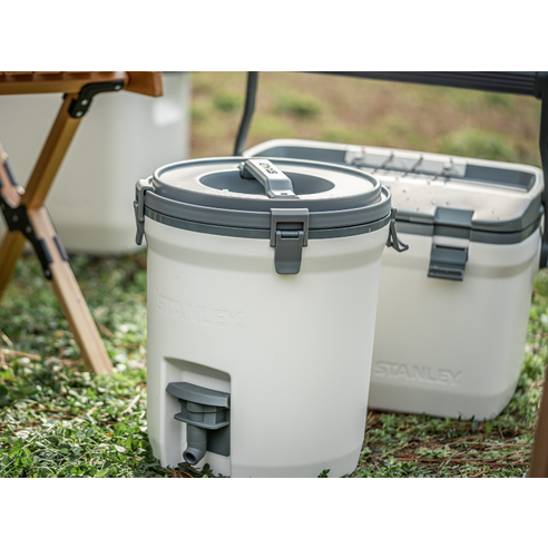 더위를 물리치고 하루 종일 수분을 유지하는 필수품