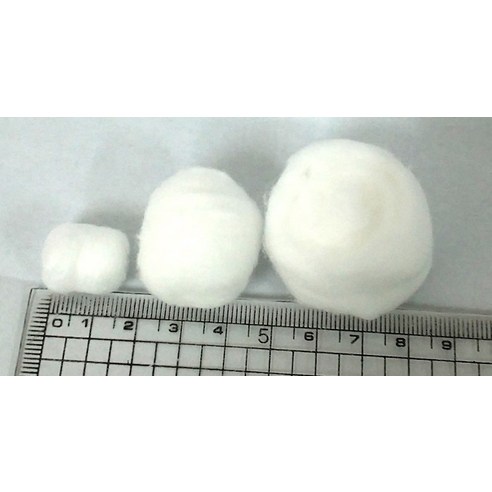 수성 탈지면 롤 볼형 1호로 화장솜 고민 해결하고 촉촉한 피부를 만나보세요.