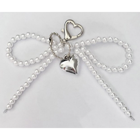 사랑스러운 진주 하트, 가방에 특별한 포인트를 더하다