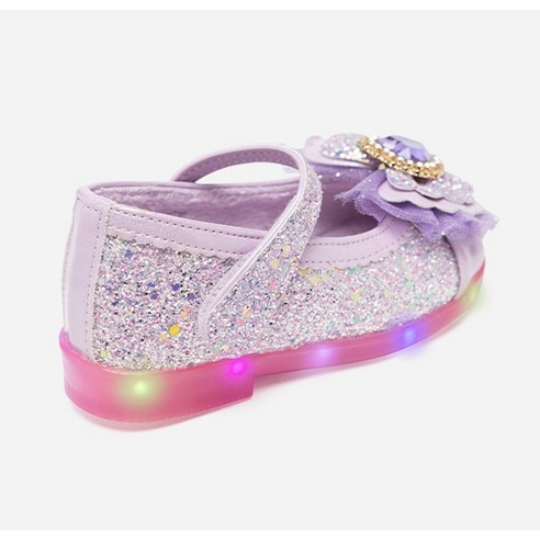 겨울왕국을 닮은 사랑스러운 발걸음