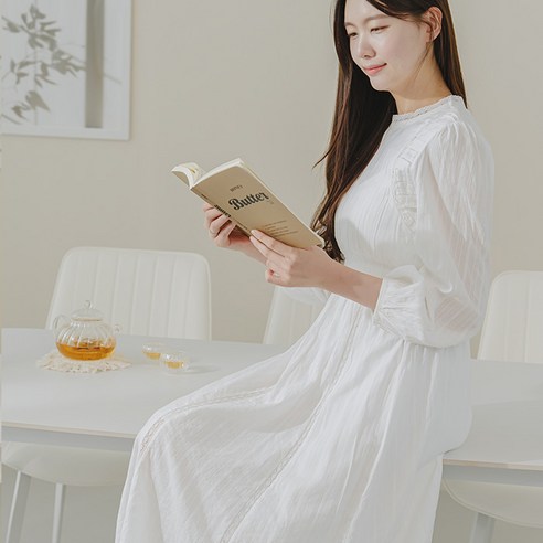 세라믹 상판으로 디자인과 실용성을 모두 잡은 6인용 타원 식탁