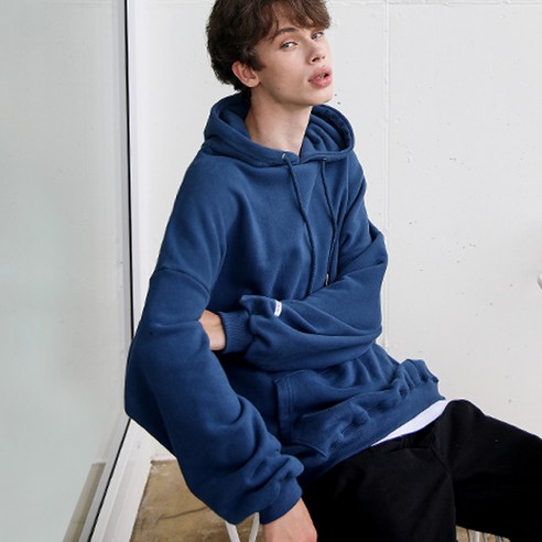 신축성 좋은 면 소재로 만들어진 오버핏 후드티셔츠