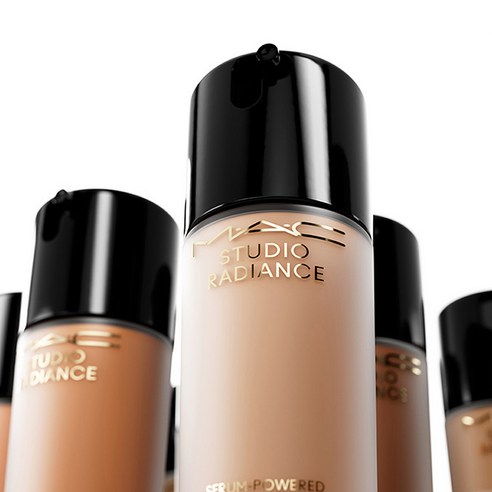 빛나는 피부를 위한 필수품: 맥 스튜디오 래디언스 세럼 파워 파운데이션