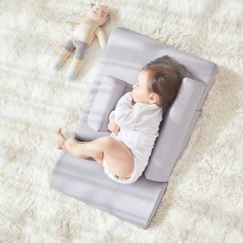 역류방지쿠션 더푹잠 아기침대는 영유아에게 안전한 수면을 제공하는 제품입니다.
