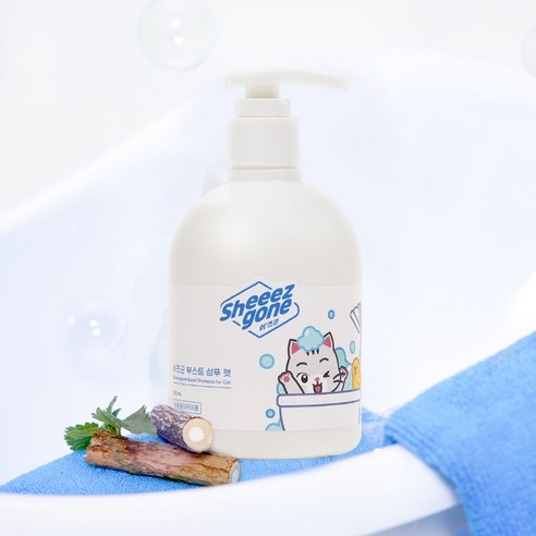 향긋한 꽃내음으로 감싸는 고양이의 건강한 목욕 시간