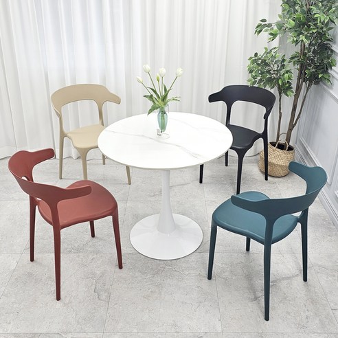 우아함과 실용성을 겸비한 의자