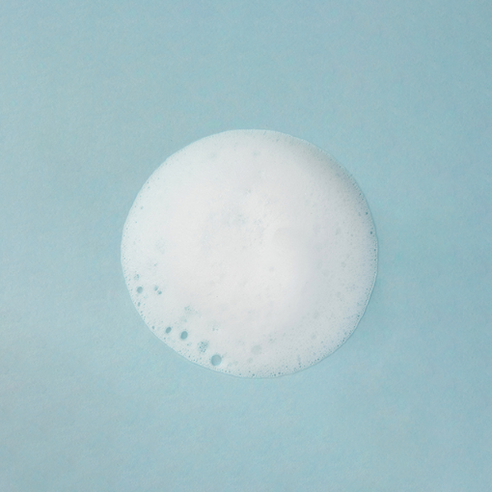 부드럽고 수분이 풍부한 피부를 위한 섬세한 클렌저