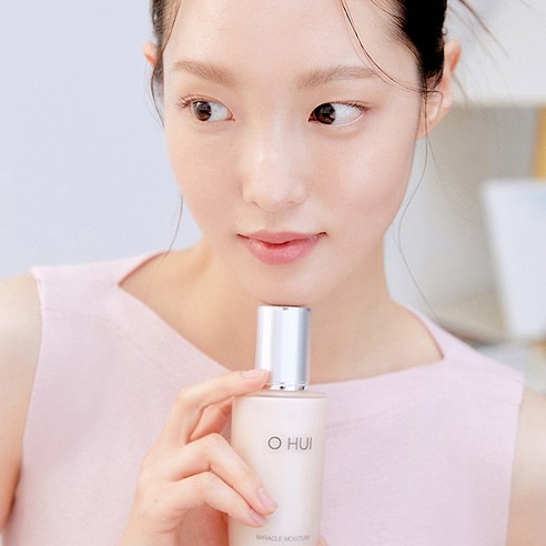 진정과 보습 효과로 피부를 모이스처라이징하는 오휘 미라클 모이스처 기초화장품 3종 세트