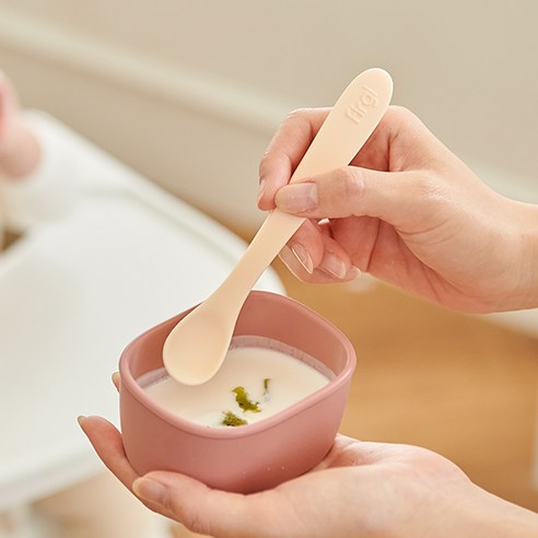 안전하고 편리한 '퍼기 안심 실리콘 이유식 스푼'으로 이유식 시작하세요!
