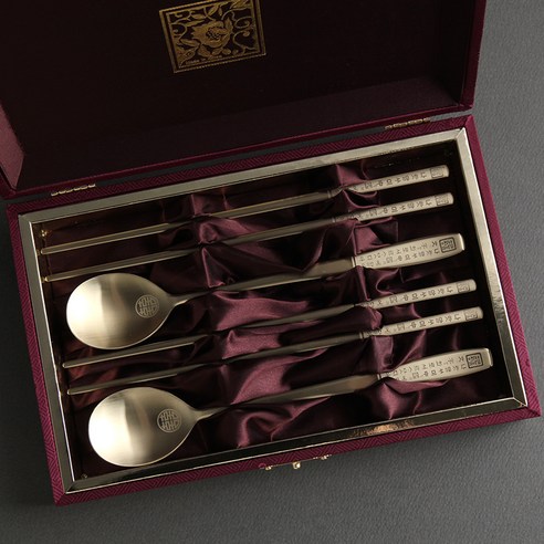 한글의 우아함을 식탁에 담은 인스푼의 훈민정음 수저세트