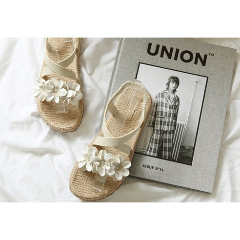 우아하고 편안한 스트랩 샌들로 스타일을 업그레이드하세요