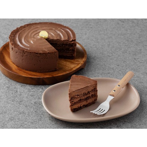 마틸다 케이크는 디저트 중 하나로, 초콜릿의 풍미와 꾸덕꾸덕한 질감이 특징입니다.