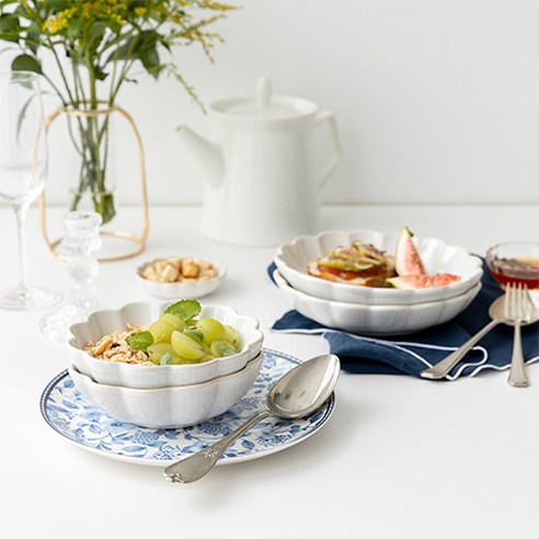 우아함과 실용성을 겸비한 완벽한 식탁