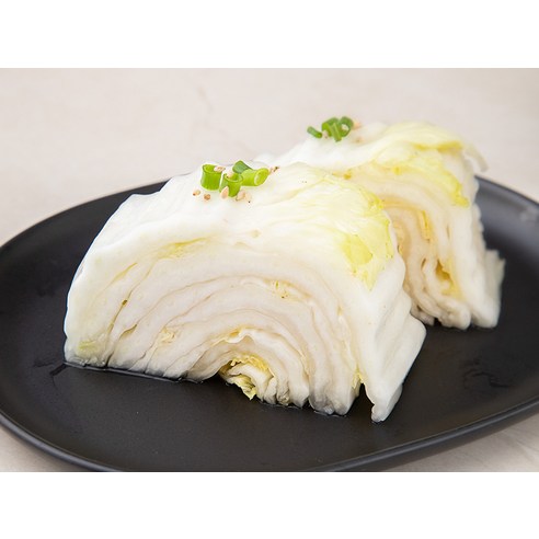 신선한 재료로 만들어진 아삭하고 시원한 맛의 백김치