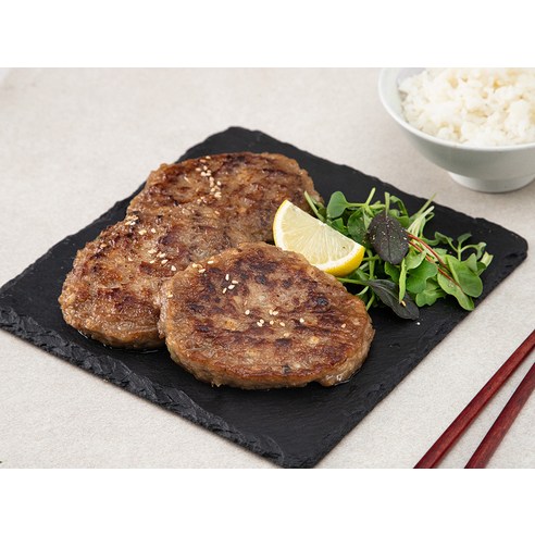 정성껏 선보이는 구수한 떡갈비, 담백하고 감칠맛 가득한 식탐 자극제