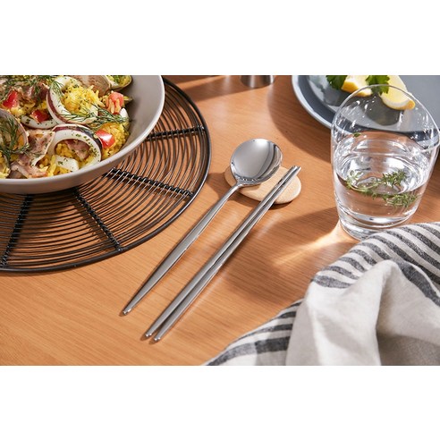 고품질 식탁 체험을 선사하는 쿠자 316 스테인레스 수저 세트 보름달