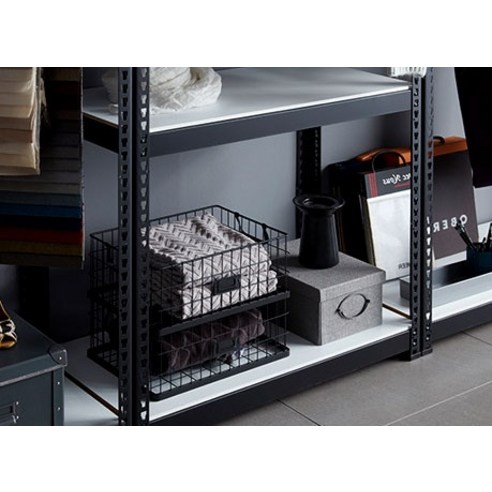 모던한 공간에 적합한 실용적인 철제 선반