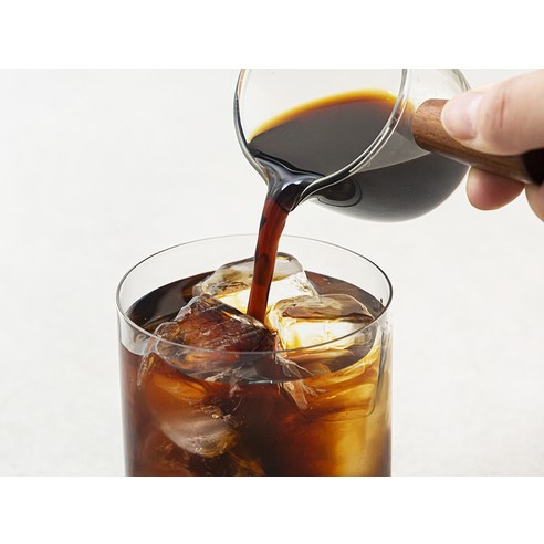 차가운 물의 매력으로 즐기는 고소하고 상쾌한 콜드브루 원액